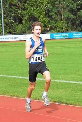 Philipp Pfeiler war Schnellster im Spurt und gewann den 800 m-Lauf in persönlicher Bestzeit.